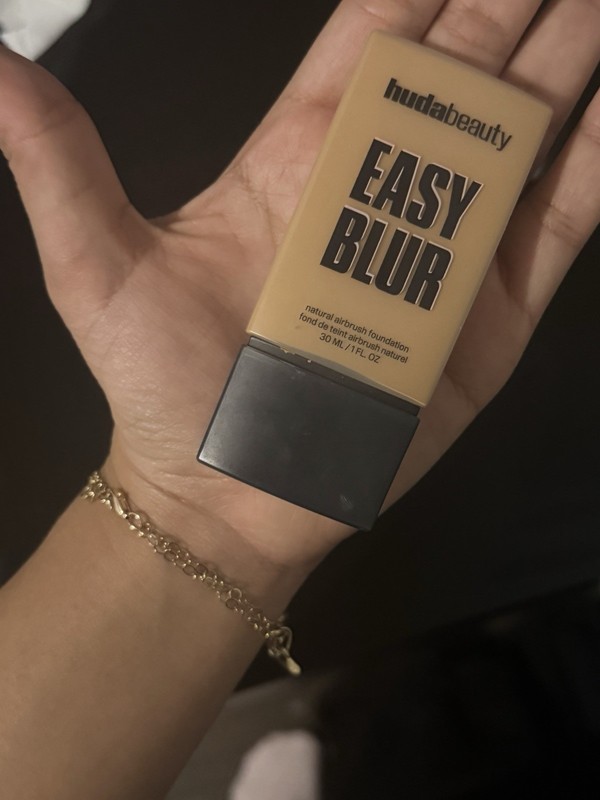 Huda Beauty Easy Blur Foundation Amaretti 310G Niacinamide Medium Pore Blurring