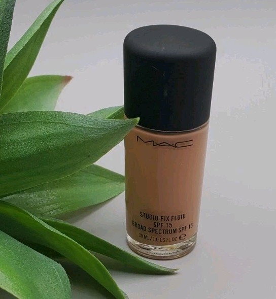 M.A.C NW33 Studio Fix Fluid SPF 15 ~1.0 fl New Without Box