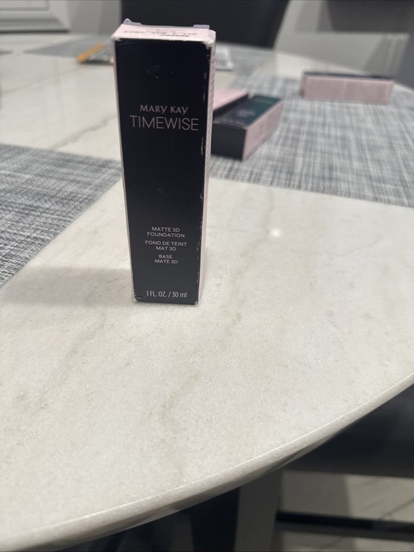 Mary Kay Timewise Matt 3-D Foundation Ivory C1 10. 099958.