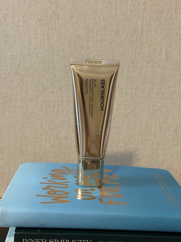 Hourglass Illusion Luminous Glow Foundation SPF 30 Shade 10 New Without Box
