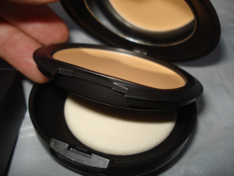 MAC Select SPF 15 Moistureblend Foundation NC20 NIB gallery