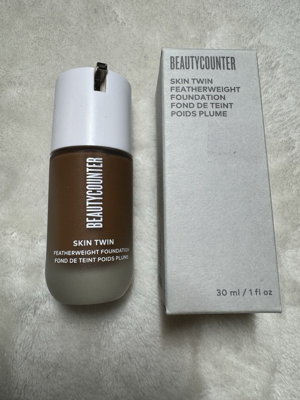 BEAUTYCOUNTER Skin Twin Featherweight Foundation 1 fl oz. Dark 570