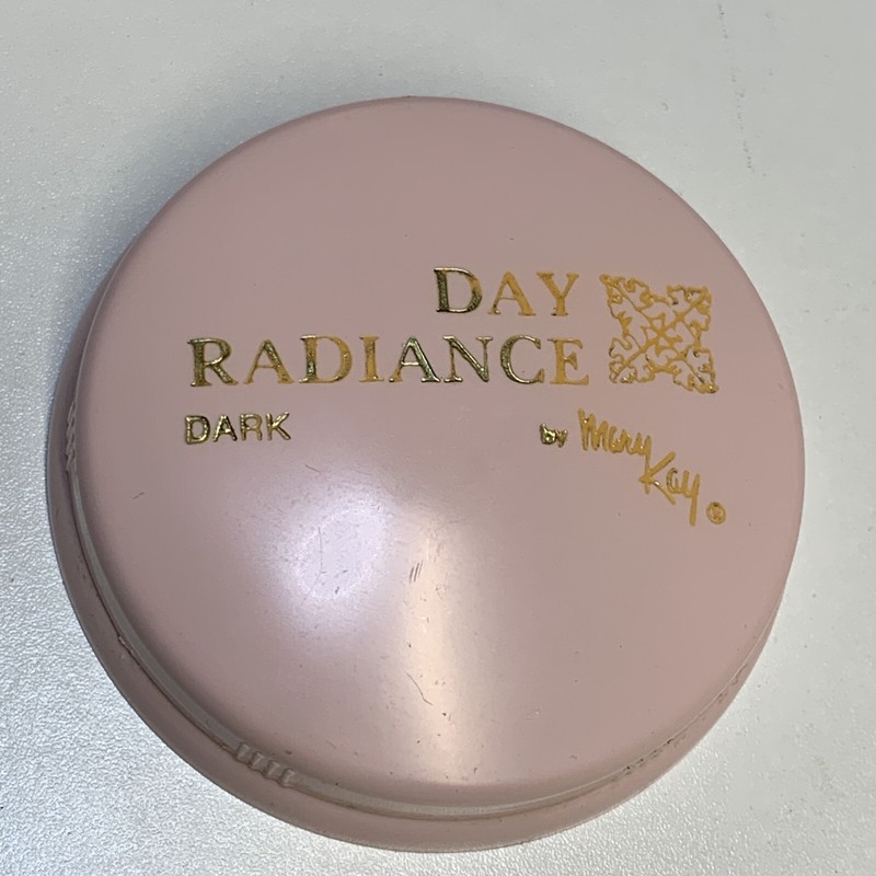 Vintage NOS Mary Kay Day Radiance Foundation - Dark 1/2 Oz #8120 gallery