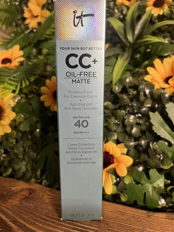 IT CC Oil Free Matte Poreless Finish Full Coverage Cream ~ Light ~ NIB