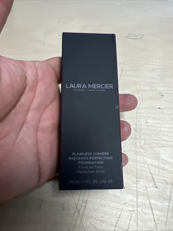 Laura Mercier Flawless Lumiere Radiance-Perfecting Foundation – 1C0 Cameo, 1 oz
