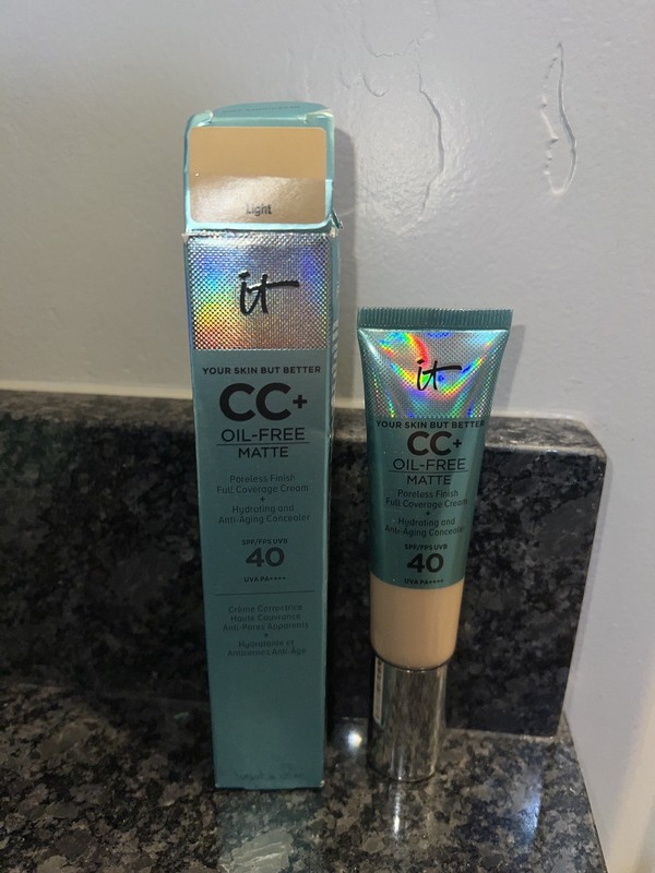 It Cosmetics Light CC+ Oil-Free Matte Full Coverage Cream ~ SPF 40 1.08 oz