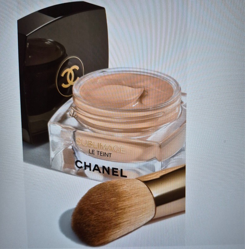 CHANEL SUBLIMAGE LE TEINT Ultimate Radiance-Generating Cream Foundation 30 Beige