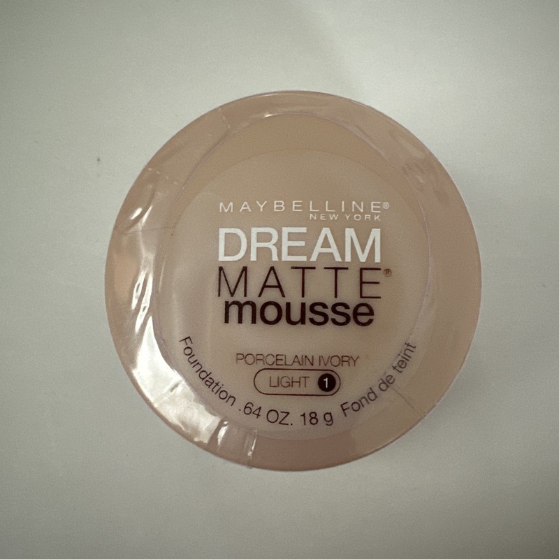 (1) Maybelline Dream Matte Mousse Foundation Light 1 Porcelain Ivory 0.64oz