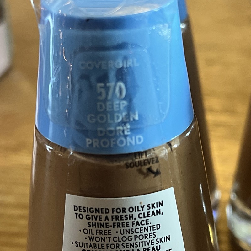 Covergirl Clean Matte Liquid Foundation 570 Deep Golden 1 fl oz Lot of 5 Bottles gallery
