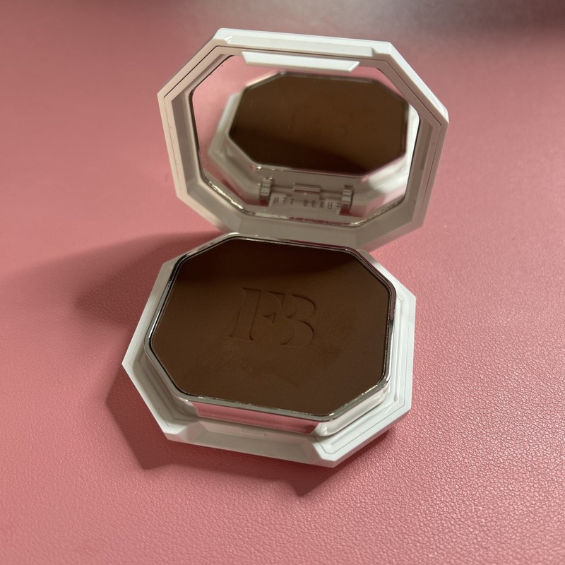 Fenty Beauty by Rihanna Pro Filt’R Soft Matte Powder Foundation – #490 NWOB