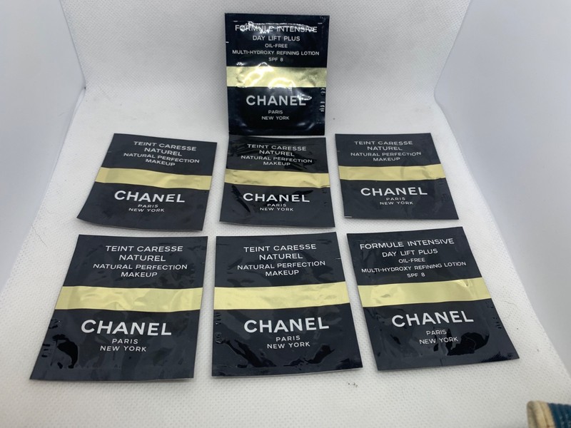(7) CHANEL Teint Caresse Naturel Foundation Sample Samples Day Lift Plus Lotion