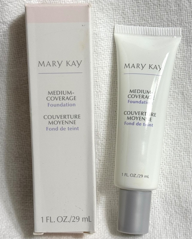 New In Box Mary Kay Medium Coverage Foundation Beige 404 Normal/Dry Gray Cap