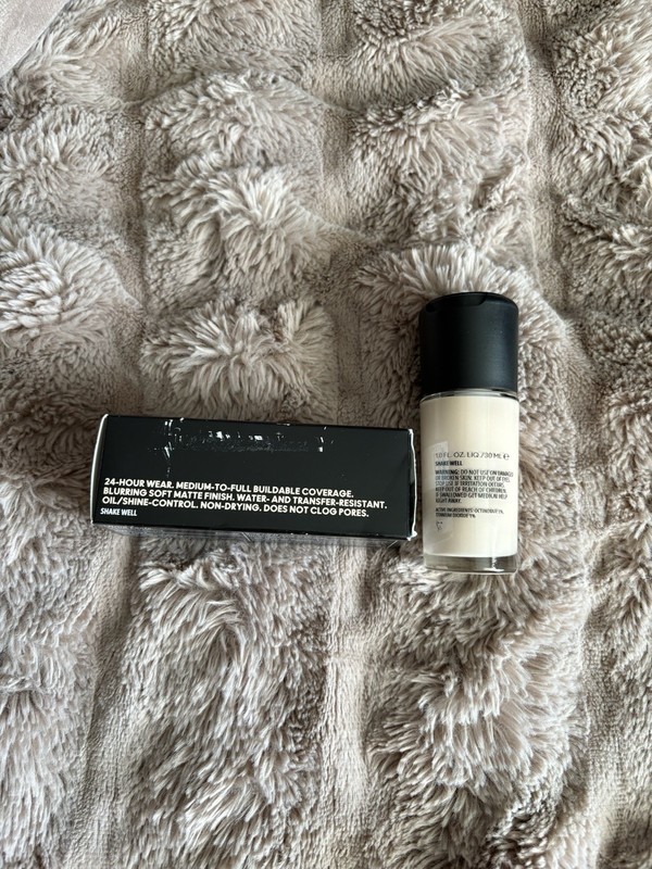 Mac Studio Fix Fluid Broad Spectrum SPF15 24HR Foundation + Oil Control NC10 1oz gallery