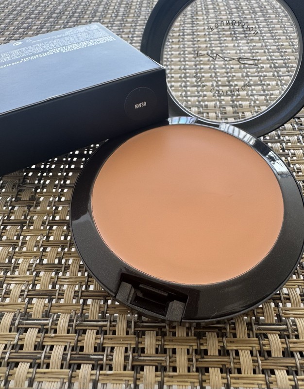 MAC PRO Full Coverage Foundation NW30 100% Authentic