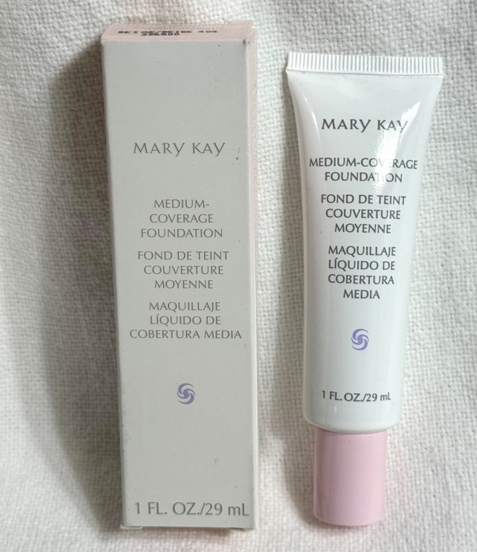 New In Box Mary Kay Medium Coverage Foundation Beige 404 Normal/Dry PINK Cap