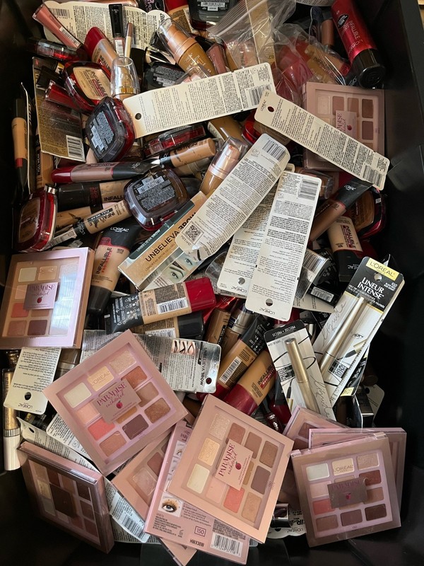 LOREAL ASSORTED MAKEUP AND MORE 5 UNITS ASSORTED