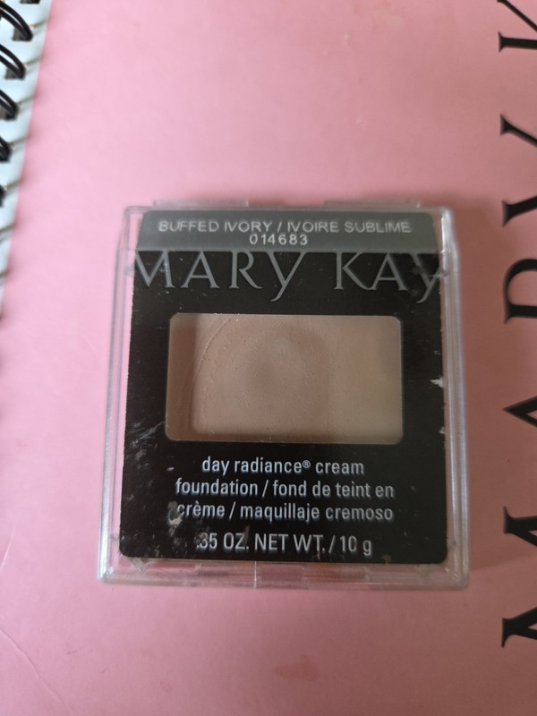 Flawed~Mary Kay BUFFED IVORY Day Radiance Cream Foundation 014683 NEW