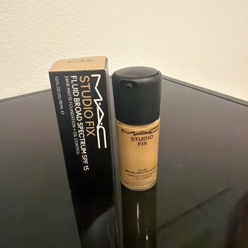 MAC Studio Fix Fluid Broad Spectrum SPF 15 24 Hr Matte Foundation #C45 1 oz NIB