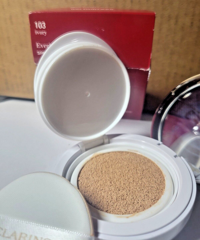 Clarins Everlasting Cushion Foundation SPF 50 Hydrating Foundation 103 IVORY gallery