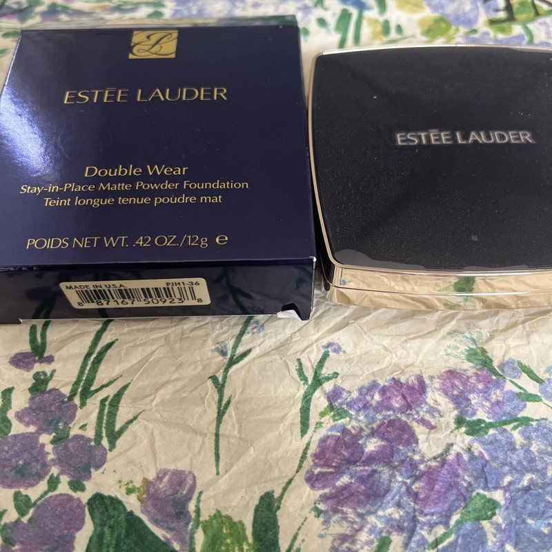 Estée Lauder Double Wear Matte Powder Foundation (1W2 Sand) gallery