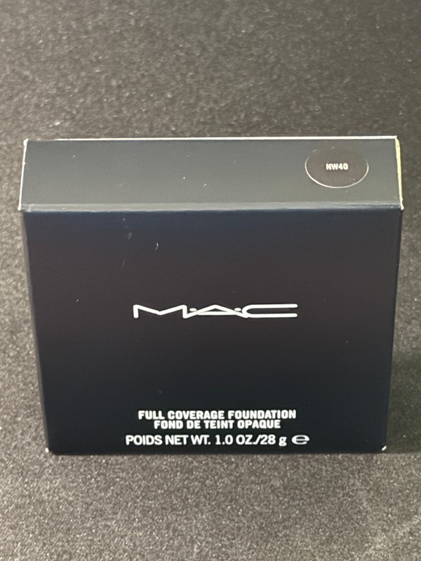 M.A.C Full Coverage Foundation – NW40 – 1 oz / 28 g – New in Box