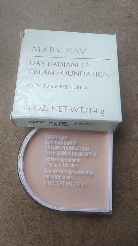 Mary Kay Day Radiance Cream Foundation .5oz #Vintage ~Choose Your Shade~ New. gallery