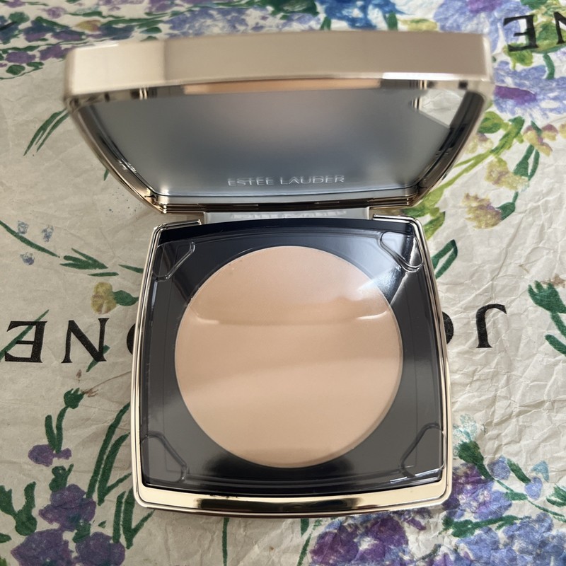 Estée Lauder Double Wear Matte Powder Foundation (1W2 Sand) gallery
