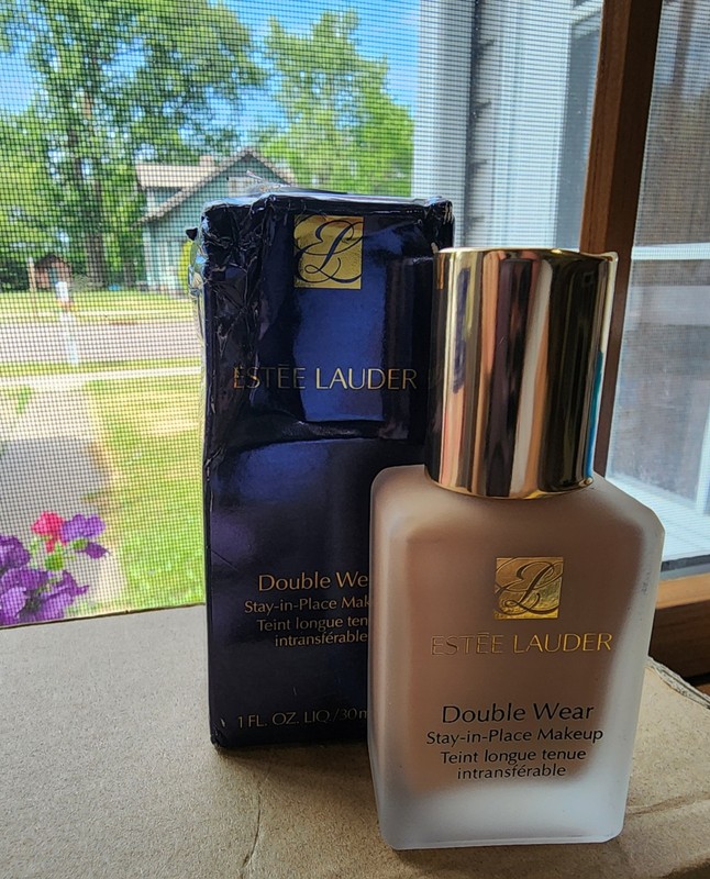 Estee Lauder Double Wear 1C1 Cool Bone Foundation 1oz- NEW! Distressed Box Only