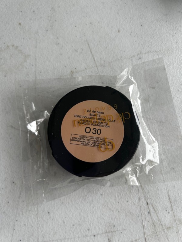 Cle de peau beaute RADIANT CREAM TO POWDER FOUNDATION SPF 24 REFILL 12G Various
